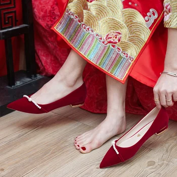 Vestuvių batai Nėščia plokščiadugnis 2020 naujos nuotakos bateliai vyno raudona Kinijos drabužių mažo kulno nėščių moterų kristalų batai