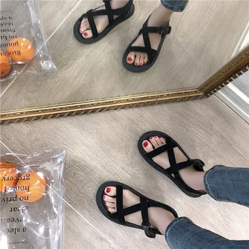 Vasaros Harajuku stiliaus kryžiaus diržo plokščiadugnis ponios sandalai pajūrio atostogų paplūdimyje moterų batai.