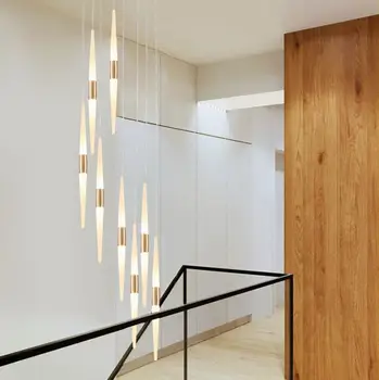 Laiptai, šviestuvai ilgai liustra, modernus minimalistinio valgomasis gyvenamasis kambarys asmenybės kūrybos mada sukasi villa lempos